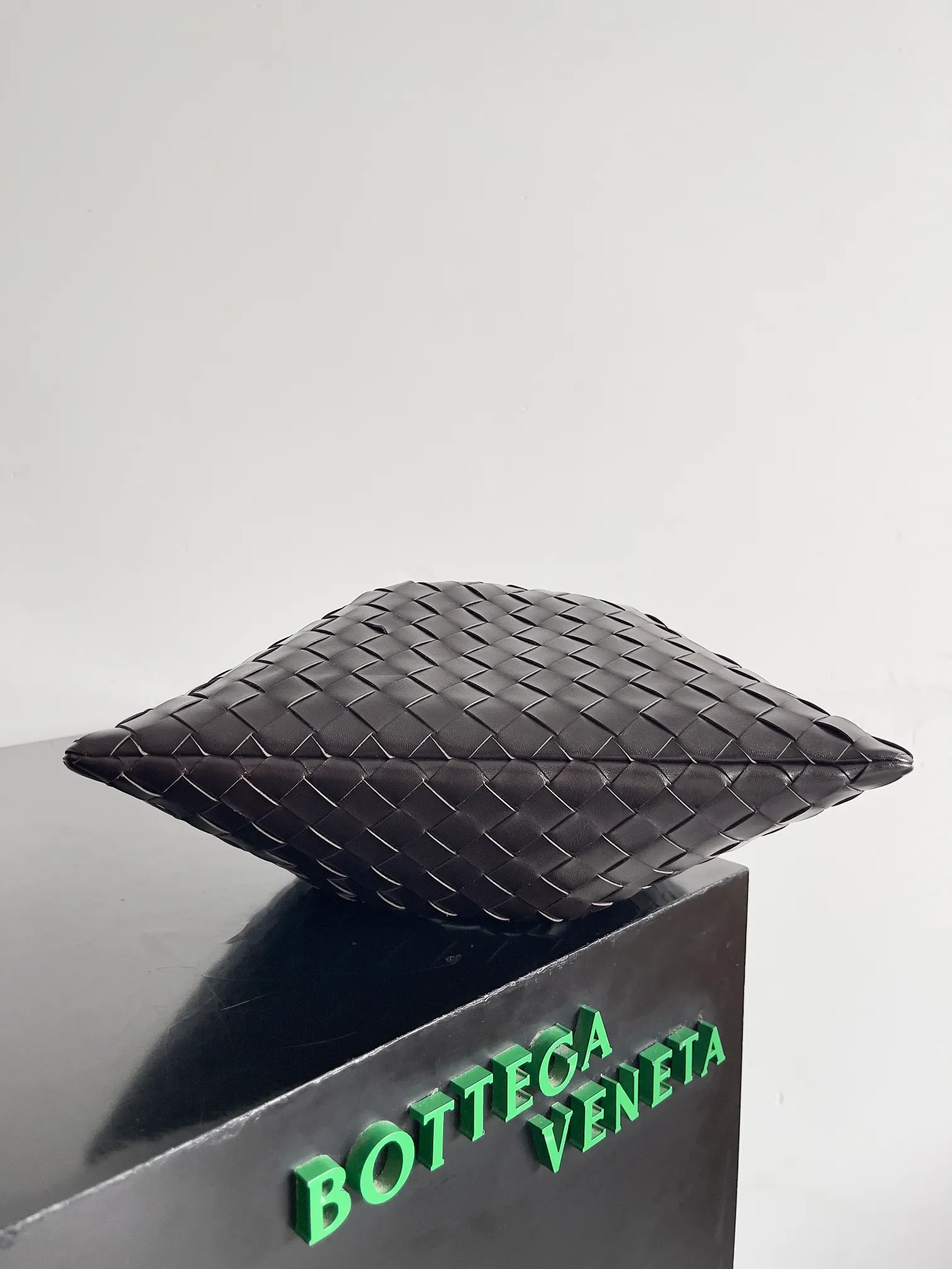 Batch 1560 Armpit bags have become a fashionable item that every girl has in their hands in recent years🛍️. The elegant and simple style has won the love of many people of different ages. However, there is an unavoidable trouble with armpit bags, that is, the capacity is too small, and BOTTEGA VENETA’s new Dustbag Considering people's travel needs, the capacity of garbage bags has been greatly upgraded. Folding umbrellas, water cups, and girls' makeup powder and lipstick can all be accommodated. It is very light and resistant to dirt. Even if you have a lot of things when traveling, it can reduce the burden to a certain extent. The shoulder straps are buckled and can be changed at will. It can be used for hand holding or as the liner of a large bag. After the drawstring is drawn, it looks like a cloud bag. It is very suitable for concave styling when traveling in summer🙋🏻‍♀️ Style number: 796728 Size: 32*23*1cm